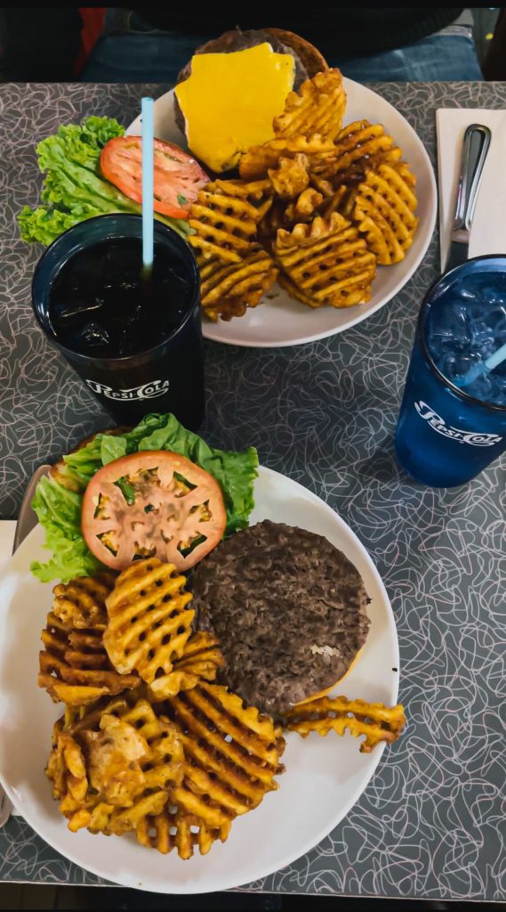 Hamburger classico servito da Ellen's Stardust a Times Square