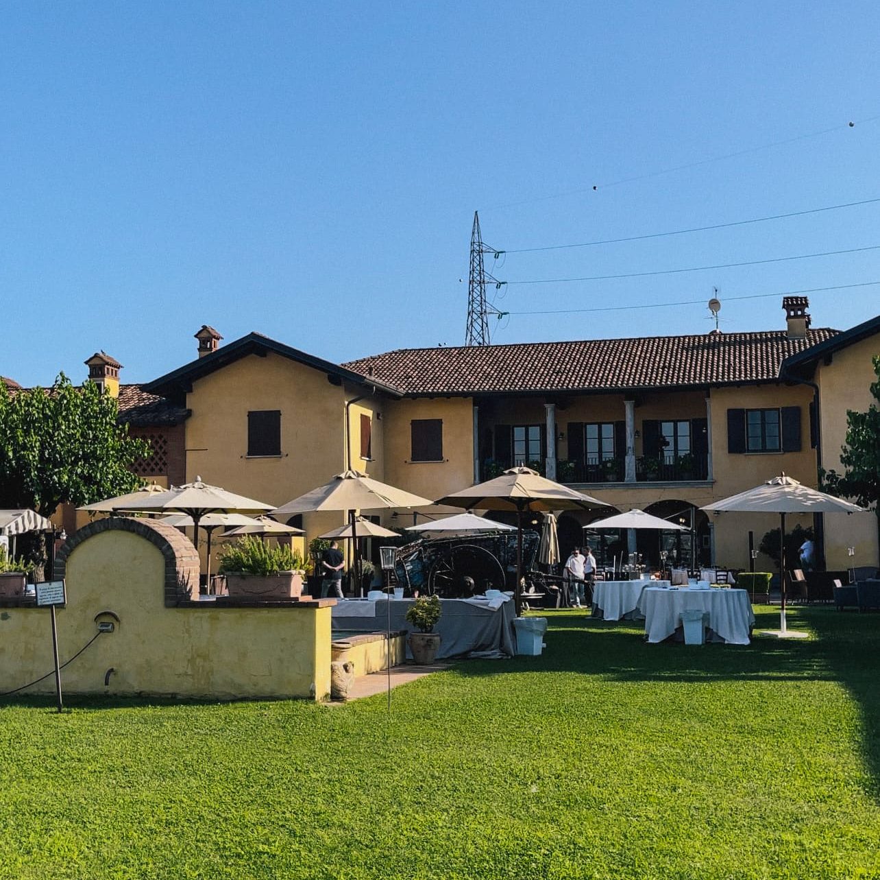 Esterni dell'Agriturismo La Camilla immersi nel verde