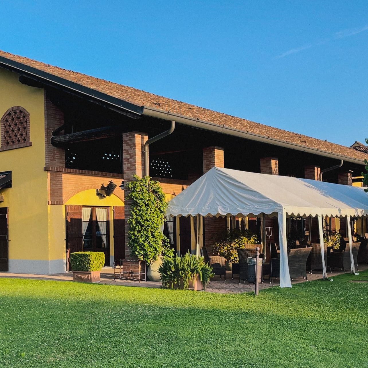 Vista degli spazi aperti del ristorante La Camilla