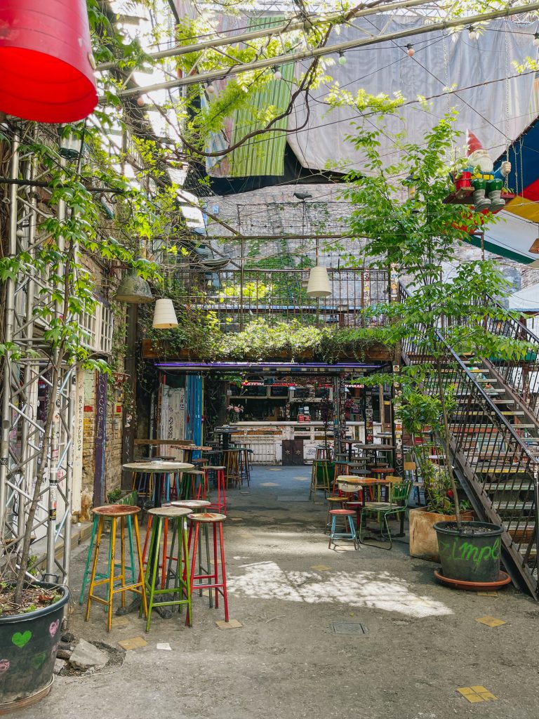 Interno colorato del Ruin Pub Szimpla Kert