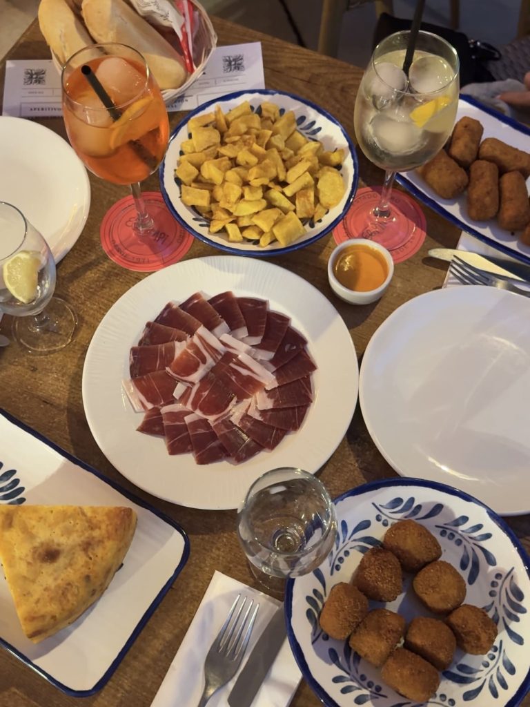 Tavolo con selezione di tapas andaluse tradizionali