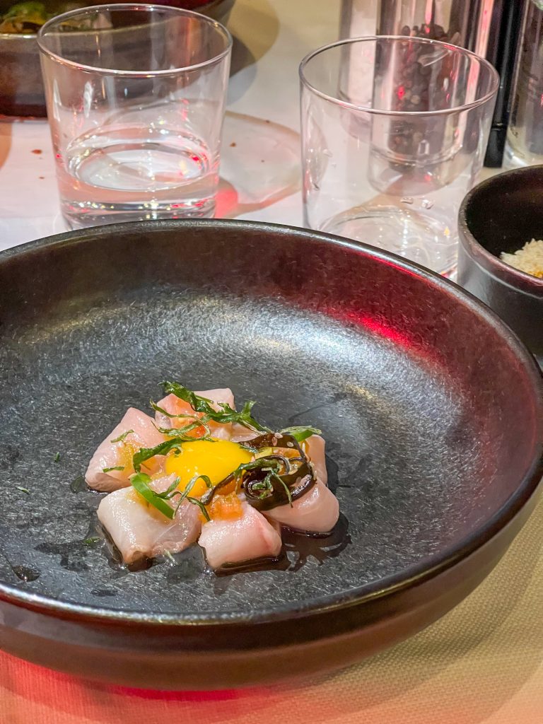 Tartare di carne con crema di accompagnamento