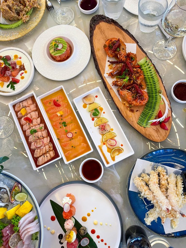 Tavolo con vari piatti di sushi di Sushi Ho Dalmine