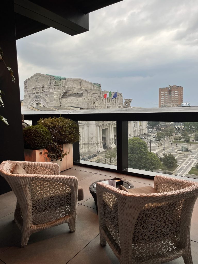 Terrazza Gallia al tramonto con vista sullo skyline di Milano