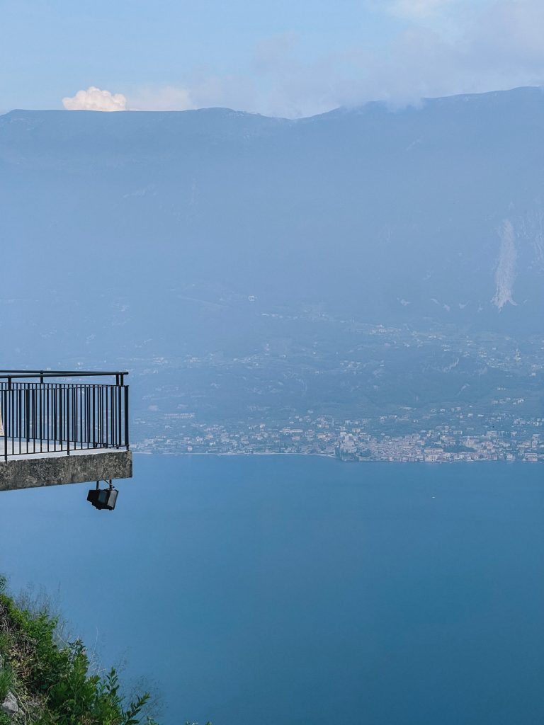 Terrazza del Brivido a 350 metri a strapiombo sul Lago di Garda