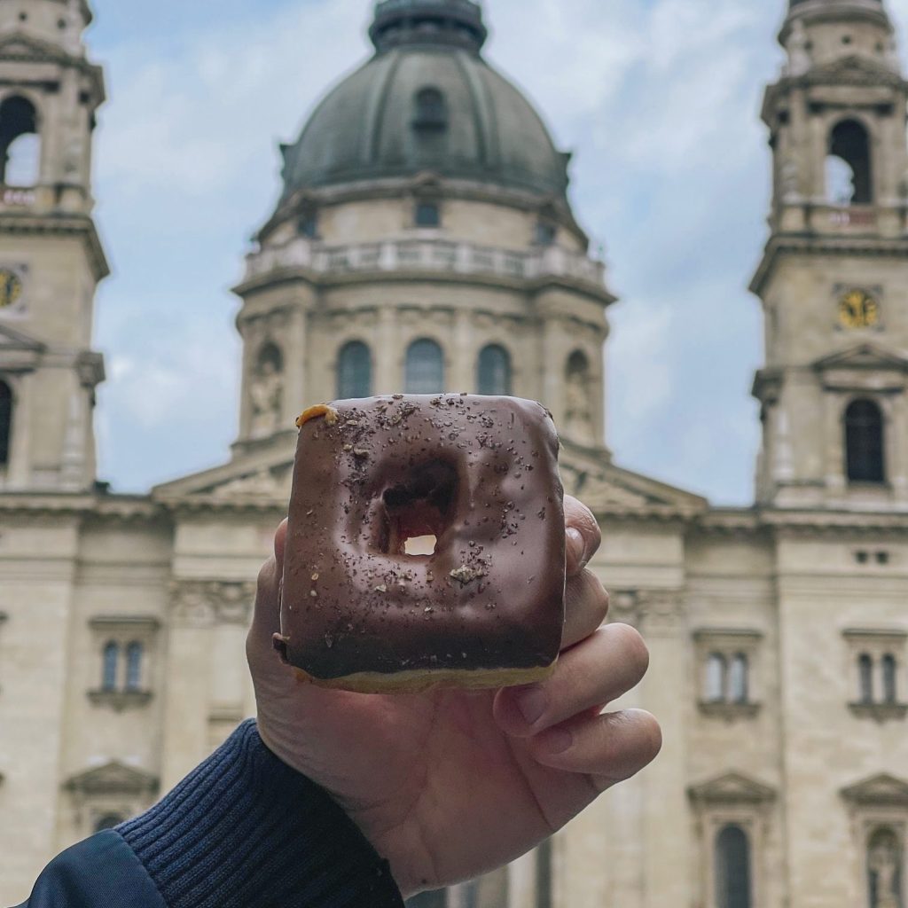 Ciambelle quadrate glassate di The Box a Budapest
