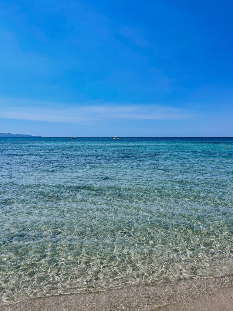 Spiaggia Tipa a Trapani con rovine della tonnara