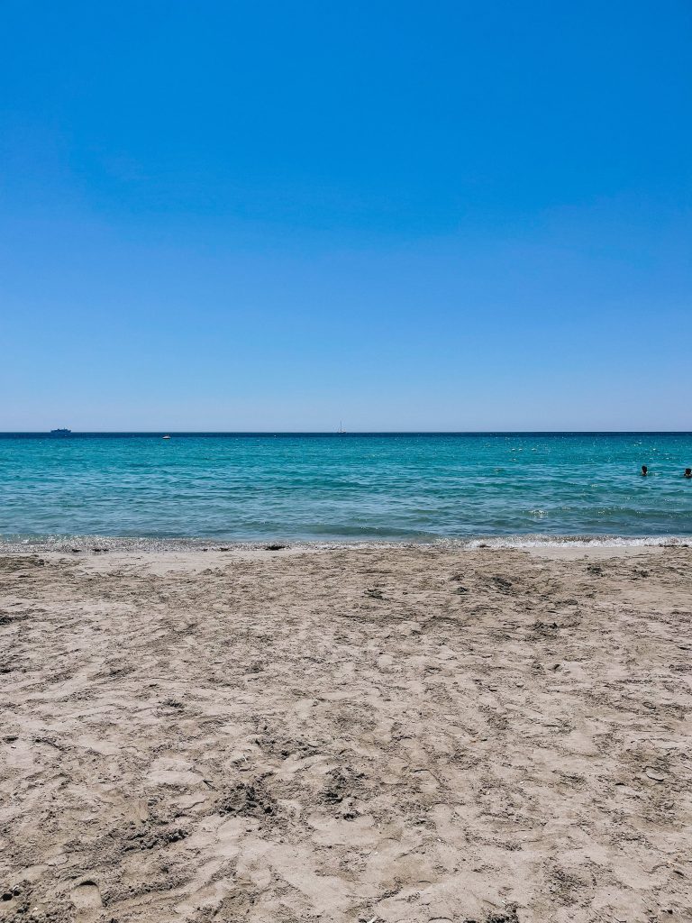 Spiaggia di Tonnarella vicino Mazara del Vallo con sabbia fine