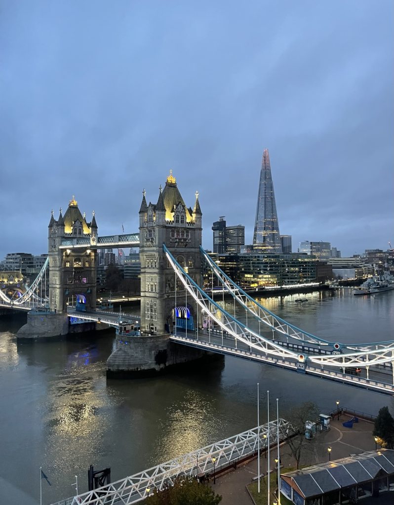 Tower Bridge di Londra illuminato di sera