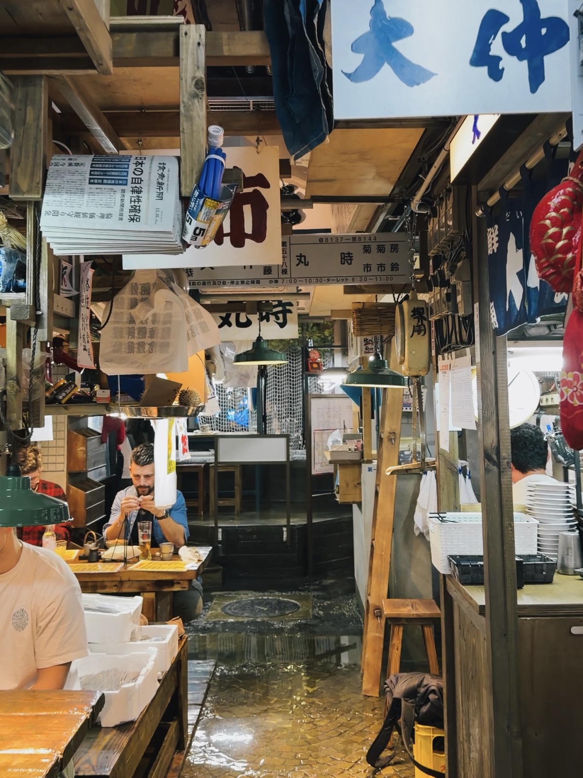 Pavimento del Tsukiji Market Restaurant con effetto bagnato come al mercato del pesce di Tokyo