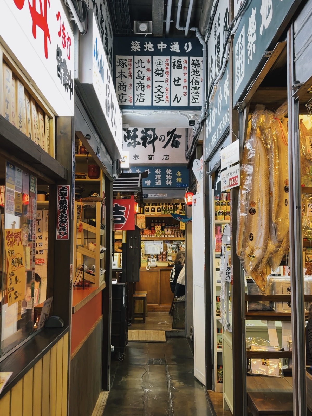 Corridoio interno del Tsukiji Market Restaurant a Milano con le botteghe-tavolo che ricreano il mercato di Tokyo