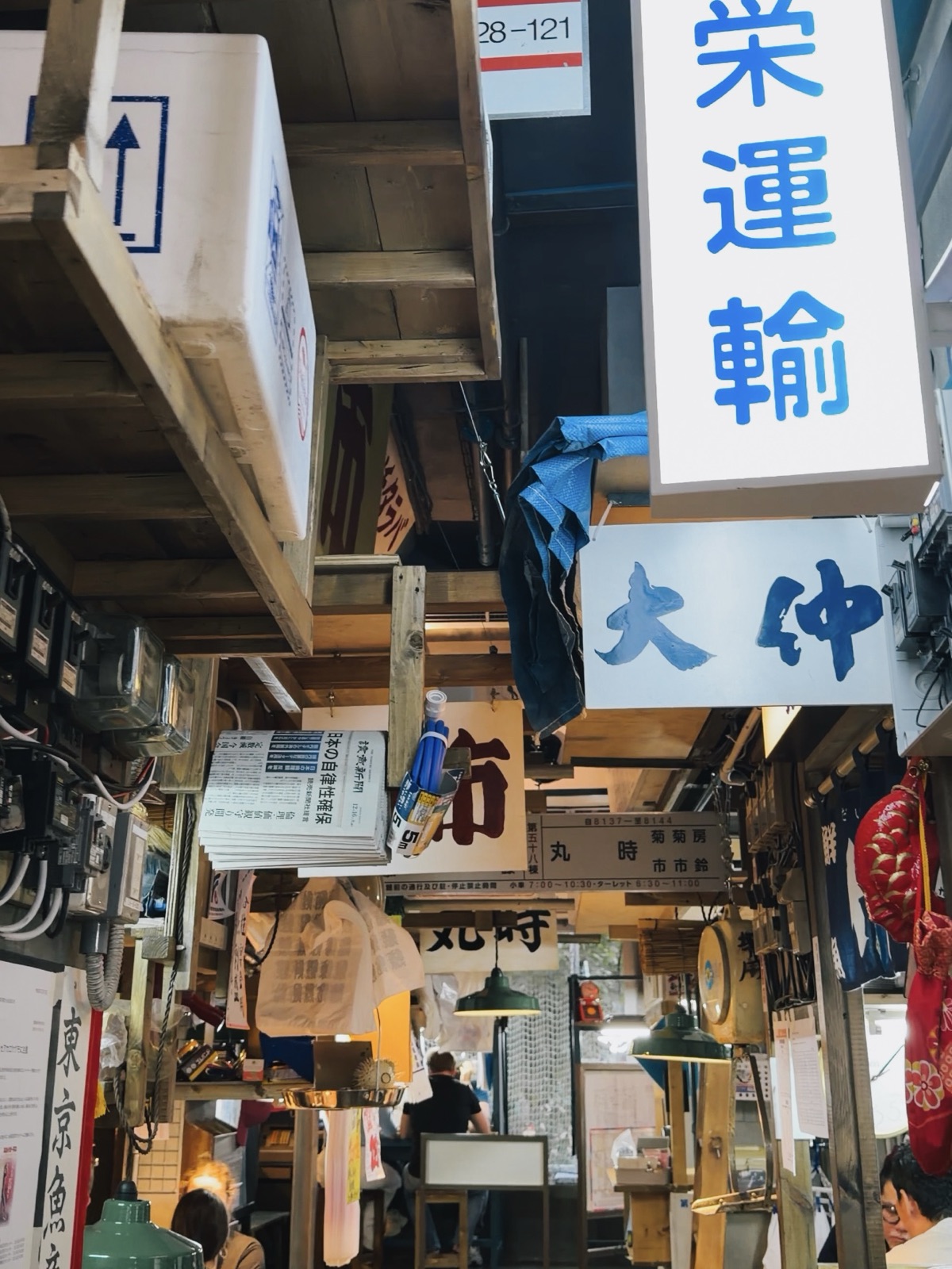 Insegne luminose e dettagli giapponesi all'interno del Tsukiji Market Restaurant a Milano