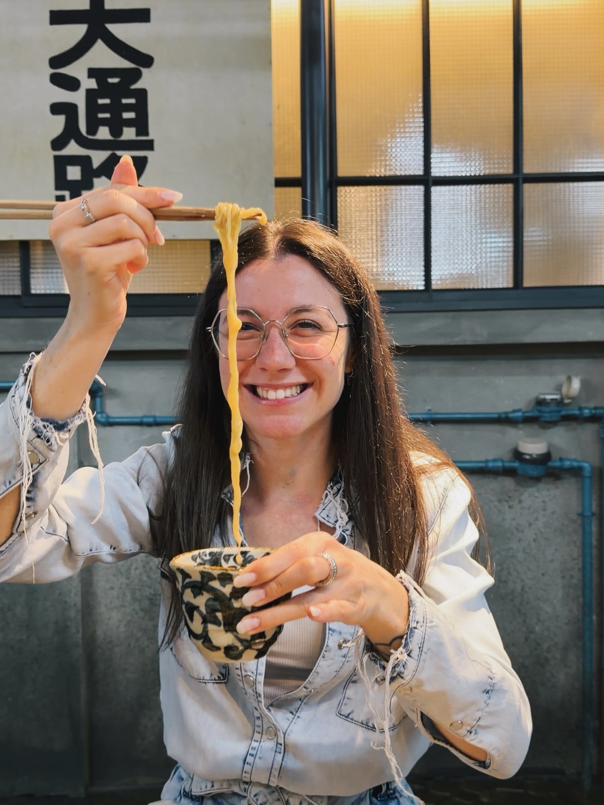Ramen del Tsukiji Market Restaurant a Milano alzato con le bacchette