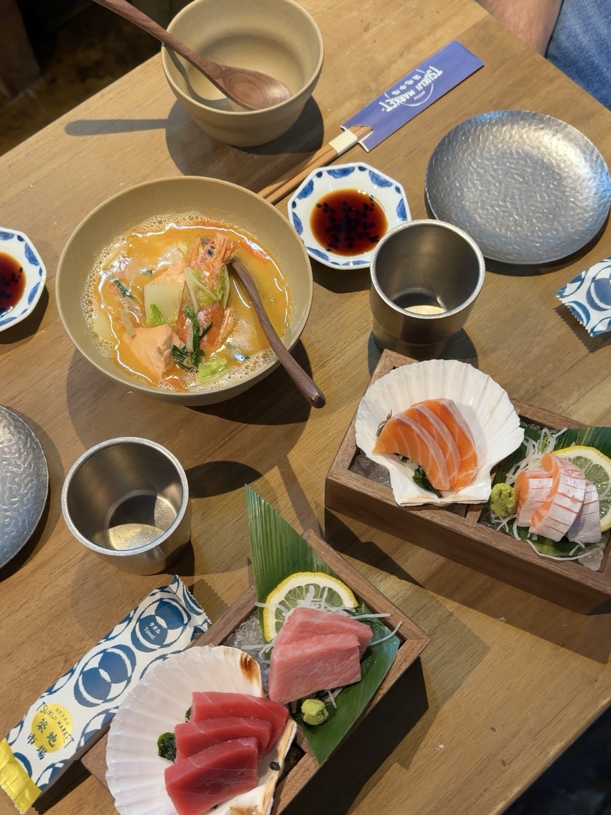 Panoramica dei piatti ordinati al Tsukiji Market Restaurant Milano