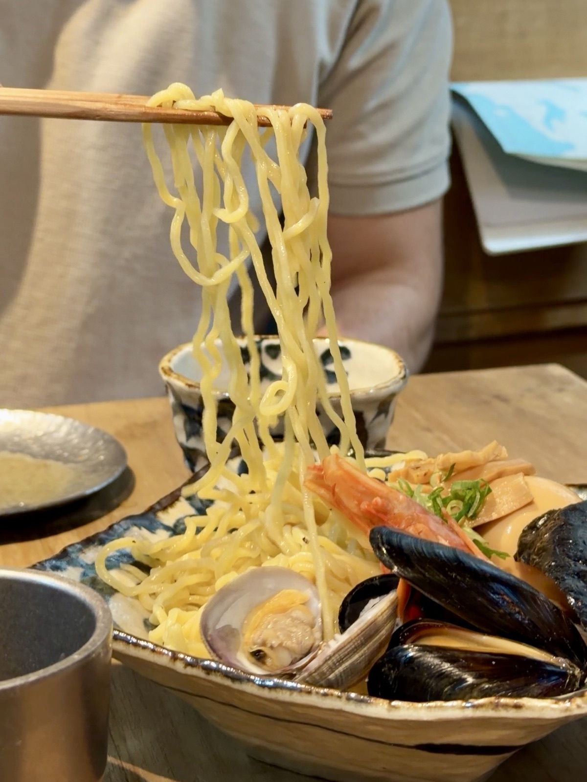 Dettaglio dei noodles del ramen del Tsukiji Market Restaurant a Milano