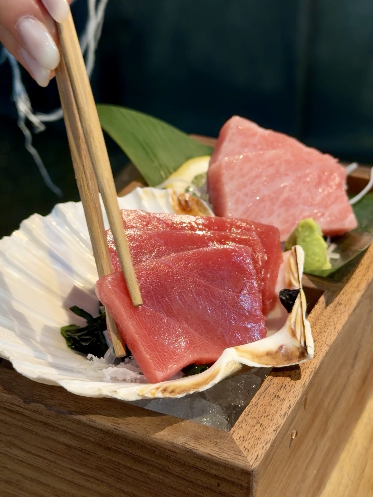 Sashimi di tonno del Tsukiji Market Restaurant a Milano servito su conchiglia