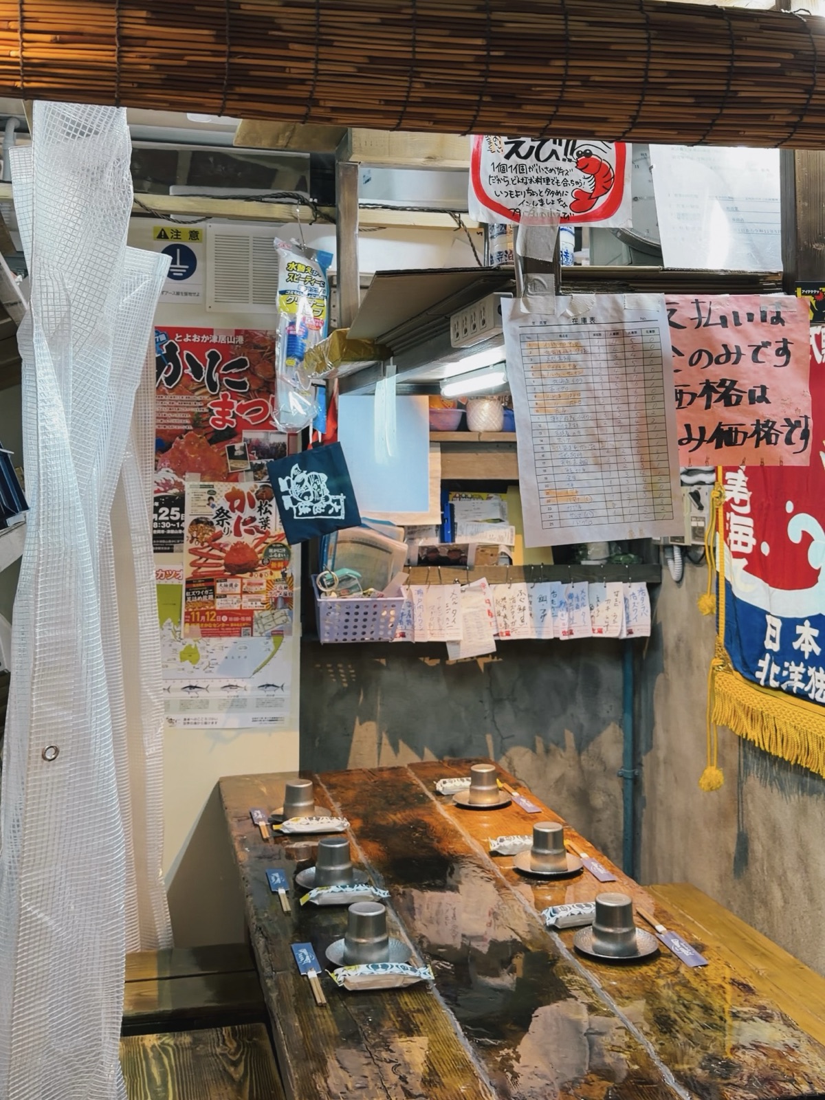 Tavolo-bottega tipico giapponese all'interno del Tsukiji Market Restaurant di Milano