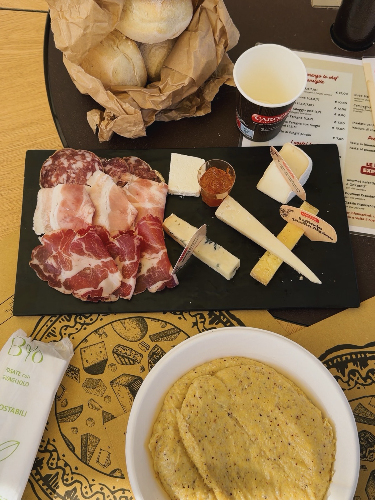Tagliere di salumi, formaggi e polenta taragna visto dall'alto