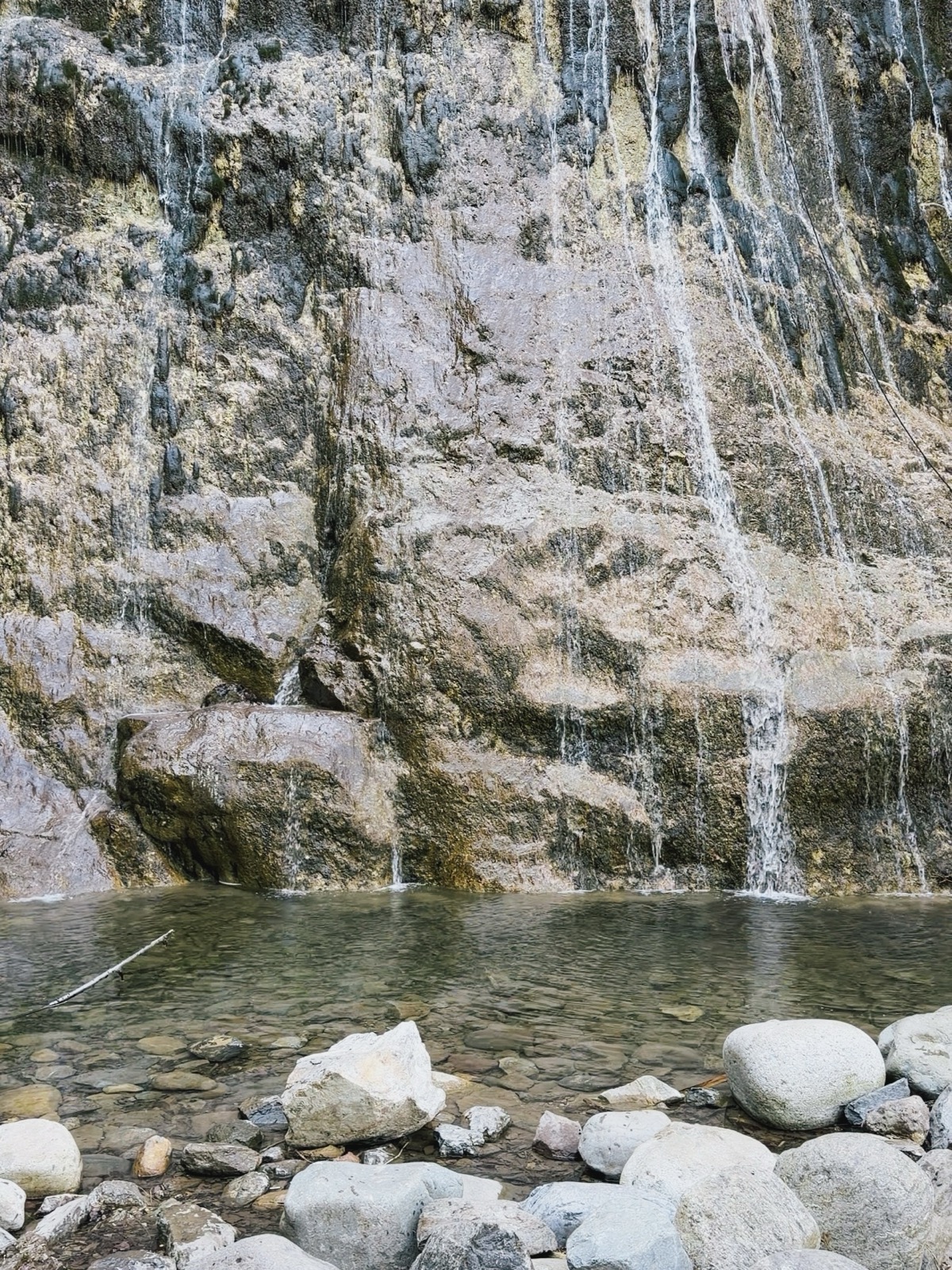 Dettaglio della Cascata dello Sprizzottolo tra le rocce