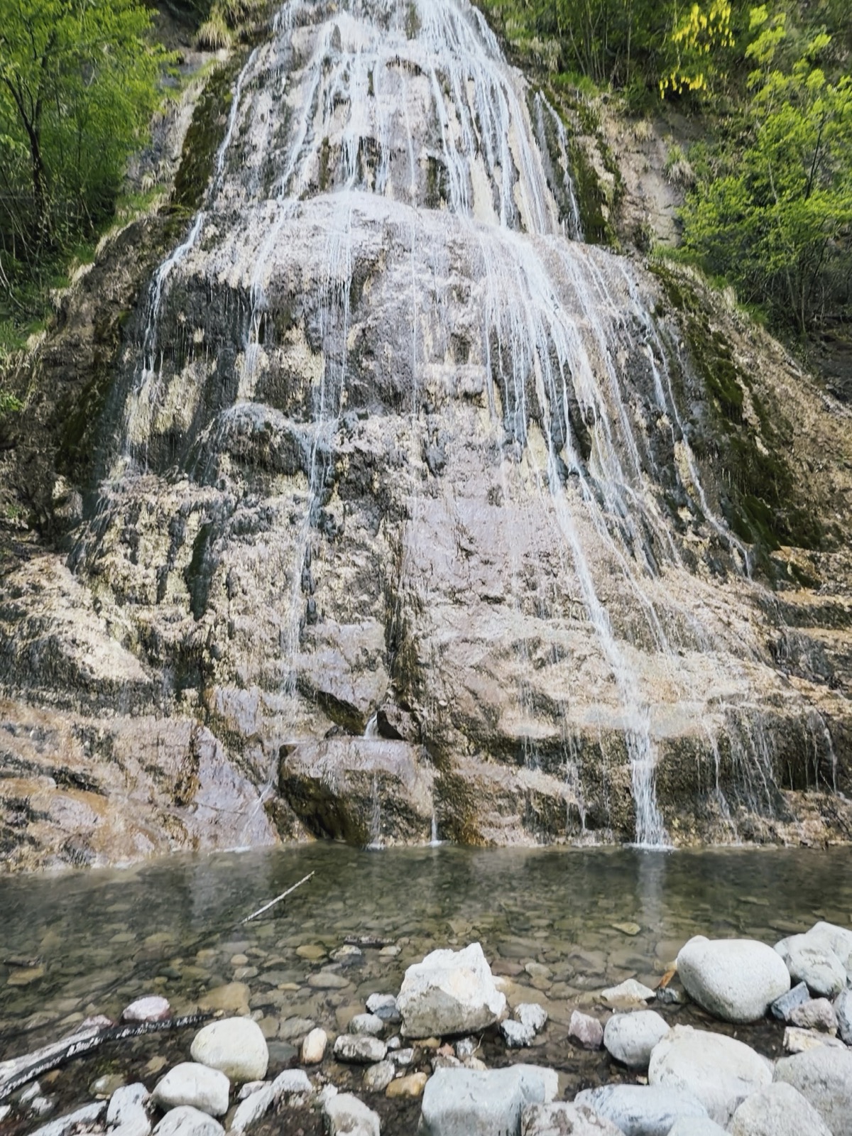 La Cascata dello Sprizzottolo immersa nel verde della Valsassina
