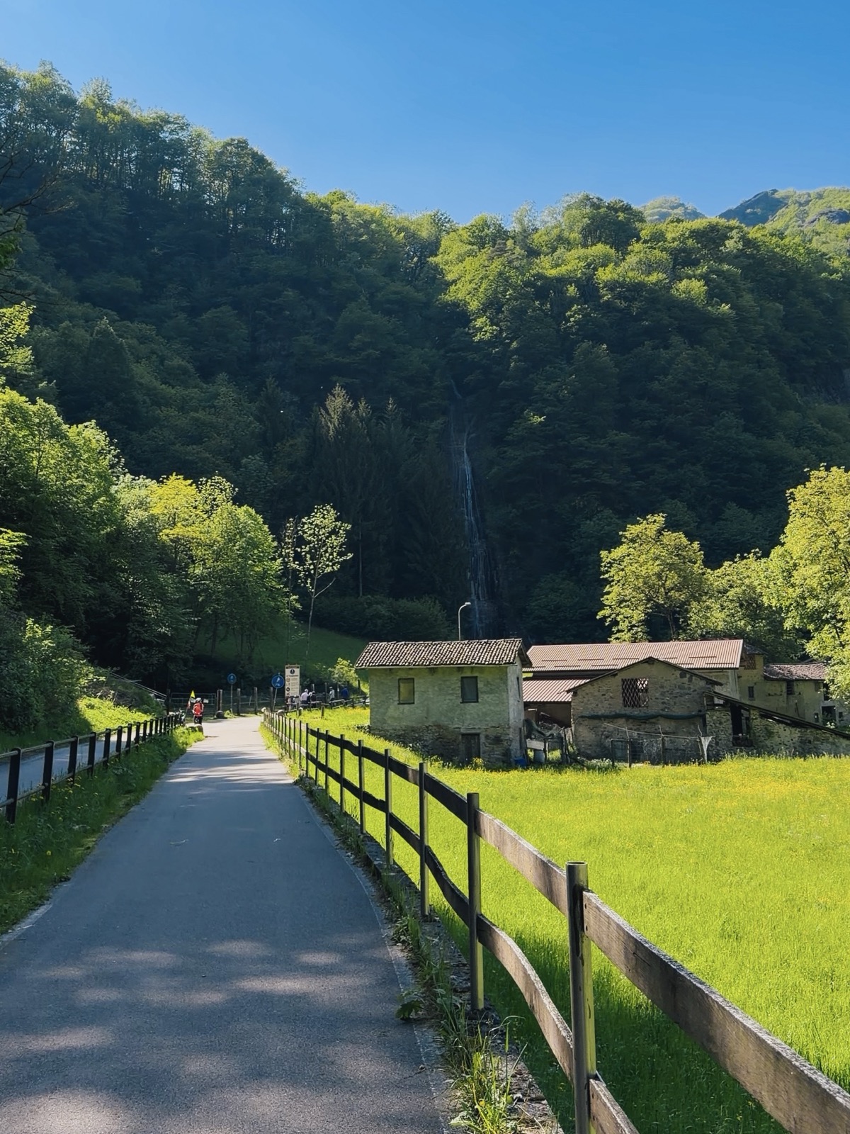 Casette di montagna lungo la ciclopedonale della Valsassina