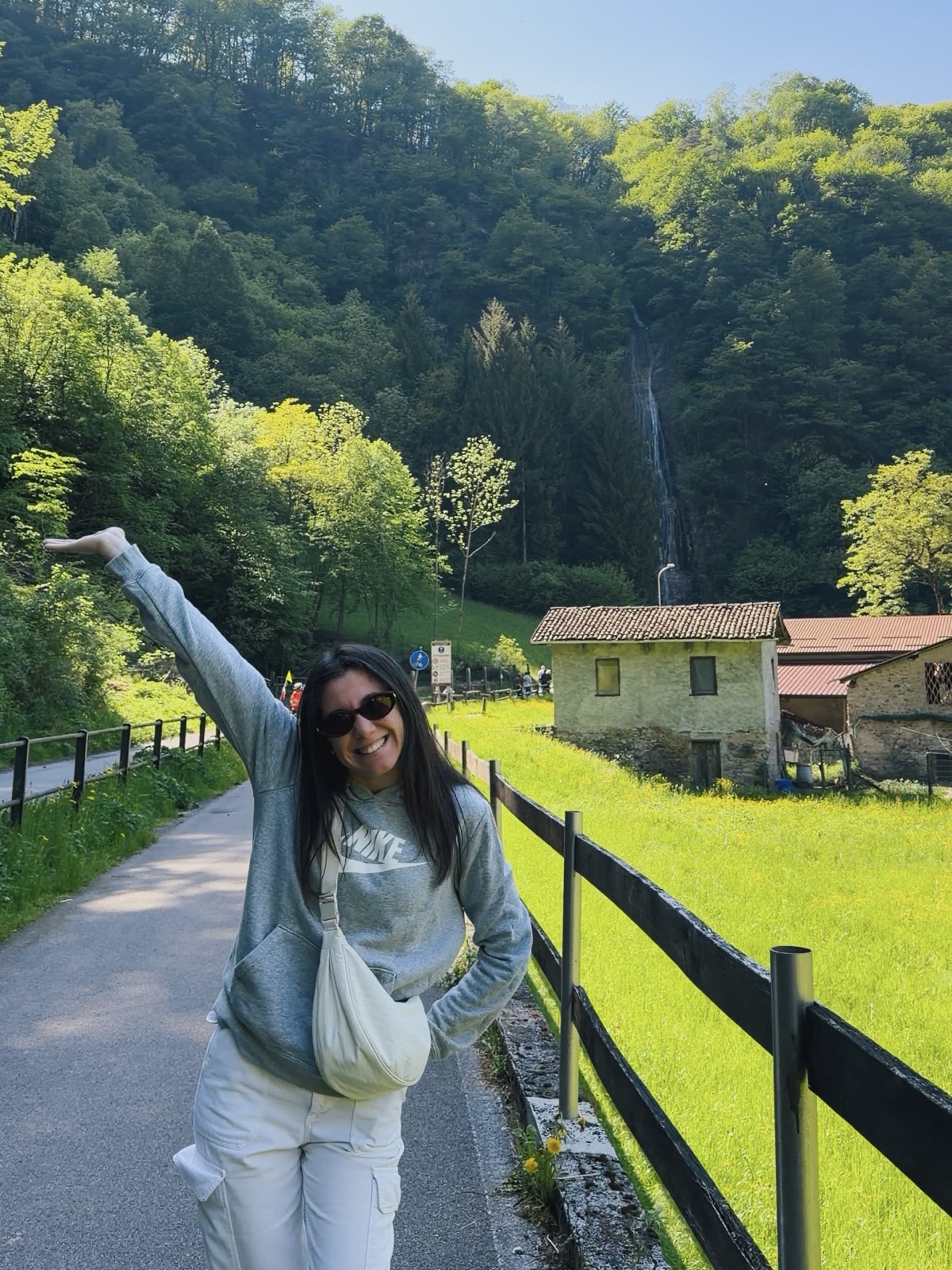 Ludovica davanti alla Cascata dello Sprizzottolo con le case di montagna