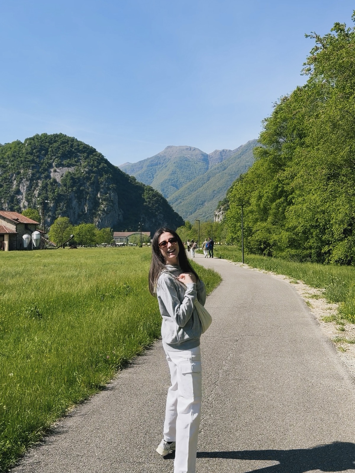 Ludovica passeggia con i prati e le montagne verdi della Valsassina sullo sfondo