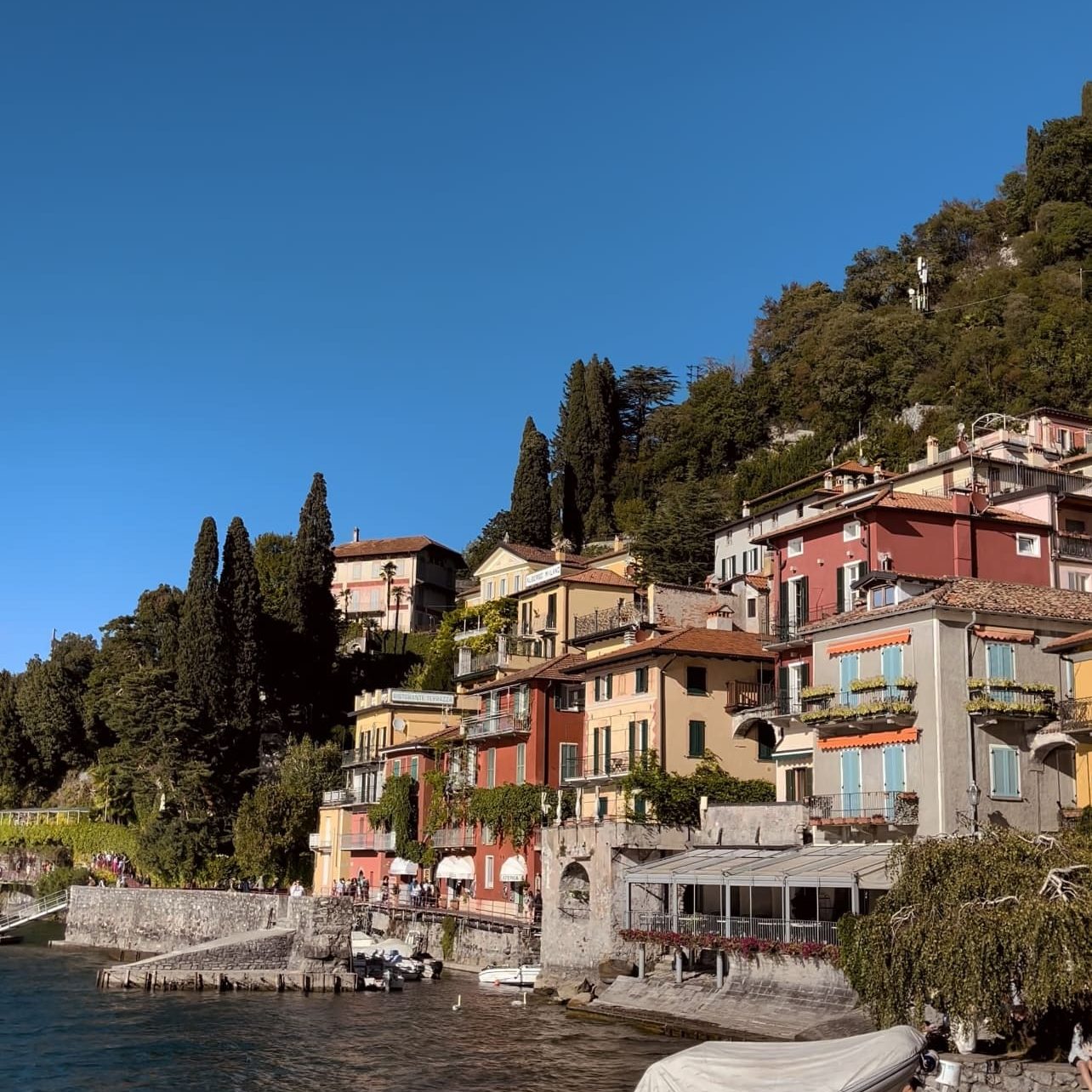 Borgo di Varenna con case colorate affacciate sul lago di Como