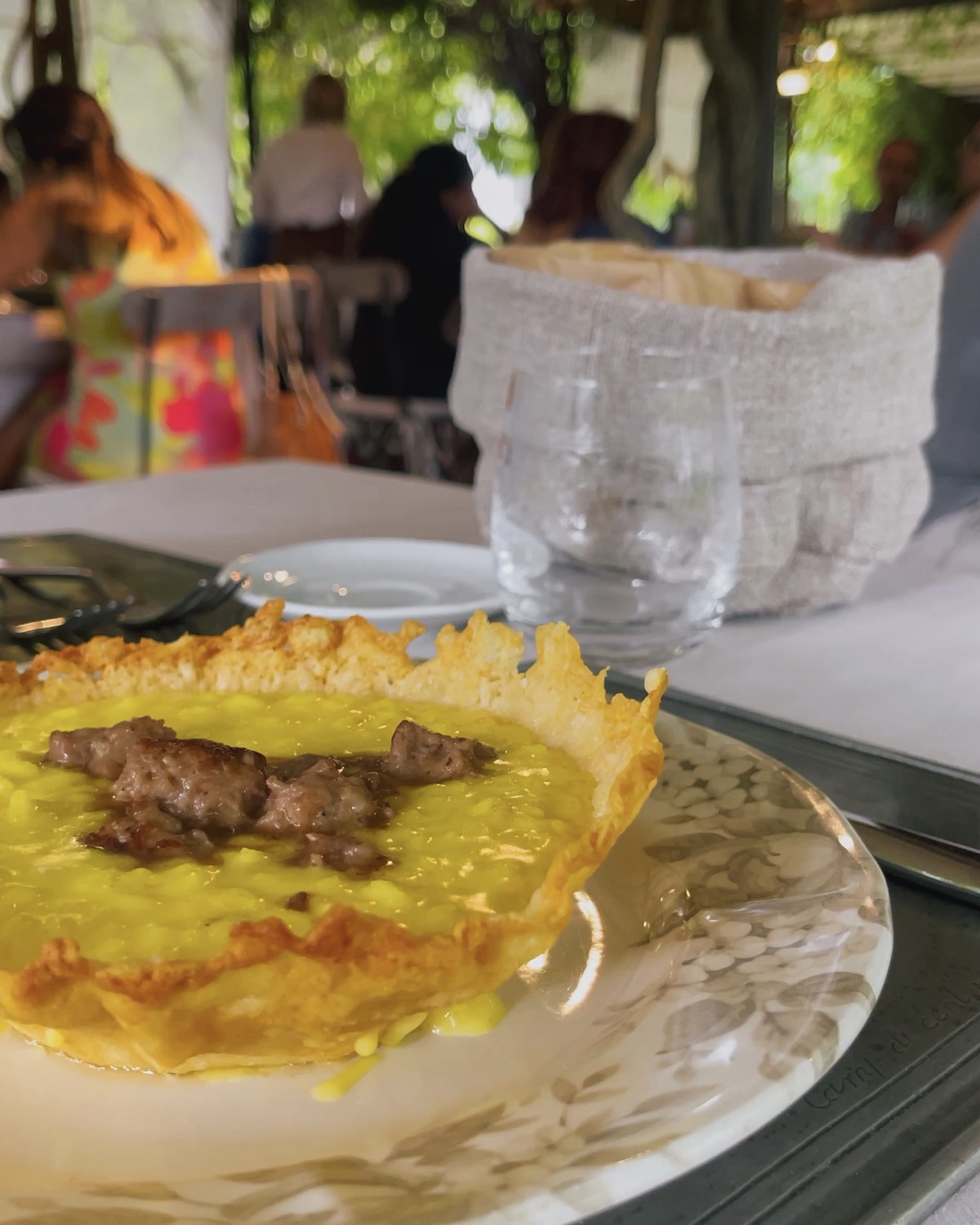 Risotto alla monzese con zafferano e luganega servito nella cialda di grana padano al Càmp di Cent Pertigh