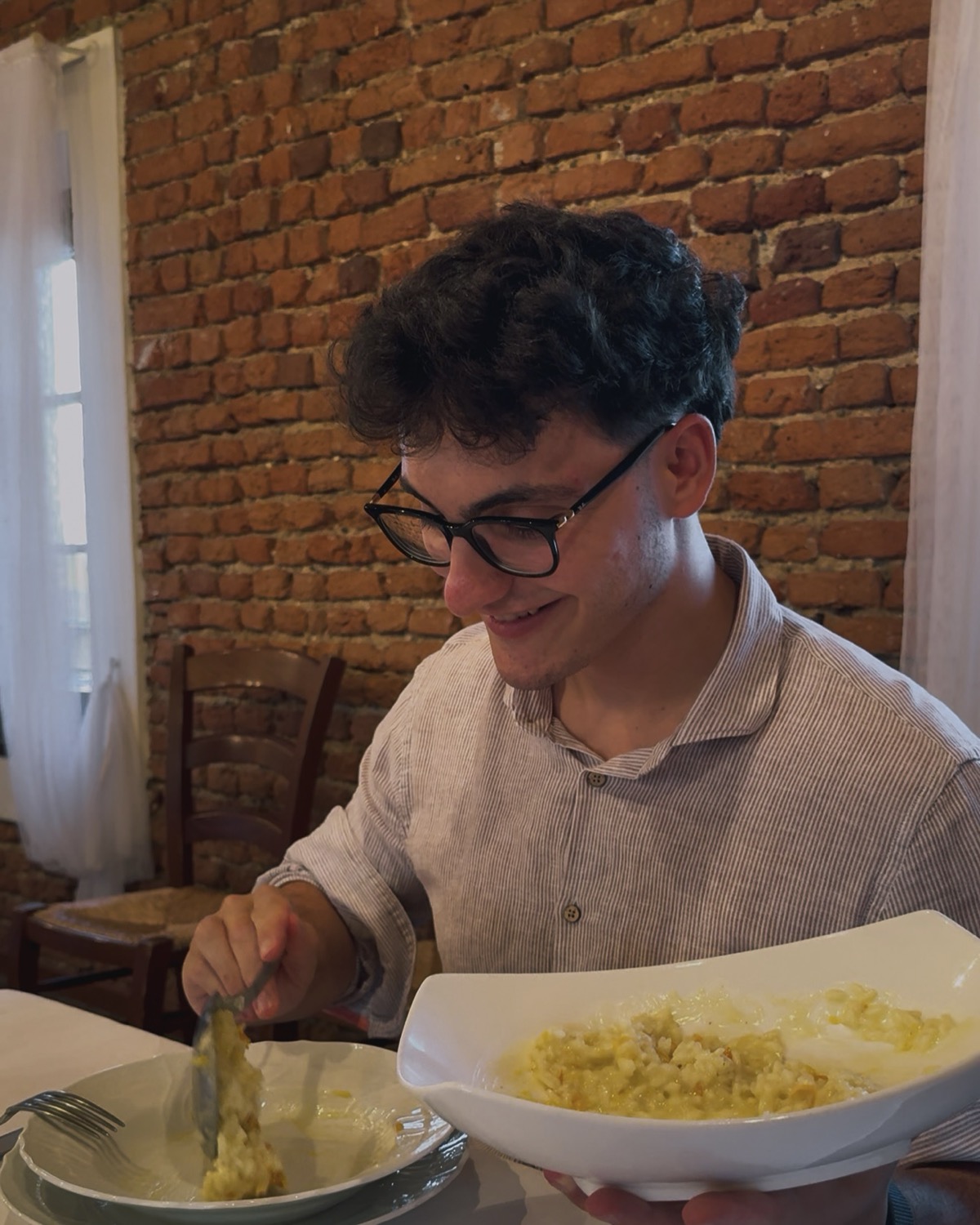 Gianmaria fa il bis del risotto da Agriturismo Da Pippo, sala interna con muro in mattoni a vista