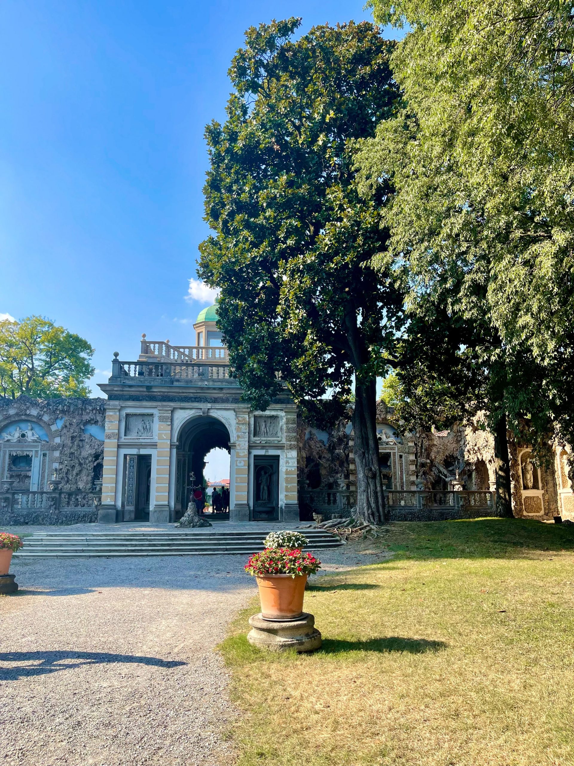 Facciata di Villa Visconti Borromeo Litta a Lainate vista dal cortile d'onore