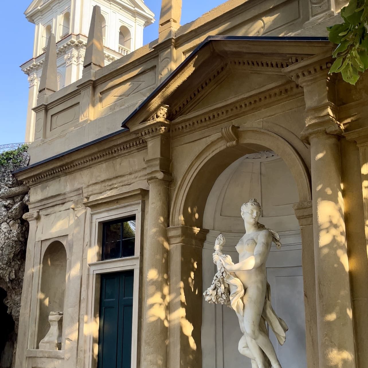 Facciata laterale della villa con la Casa Signorile cinquecentesca
