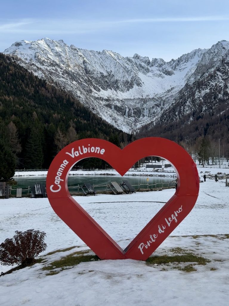 Panorama del lago di Valbione con cuore di neve in primo piano