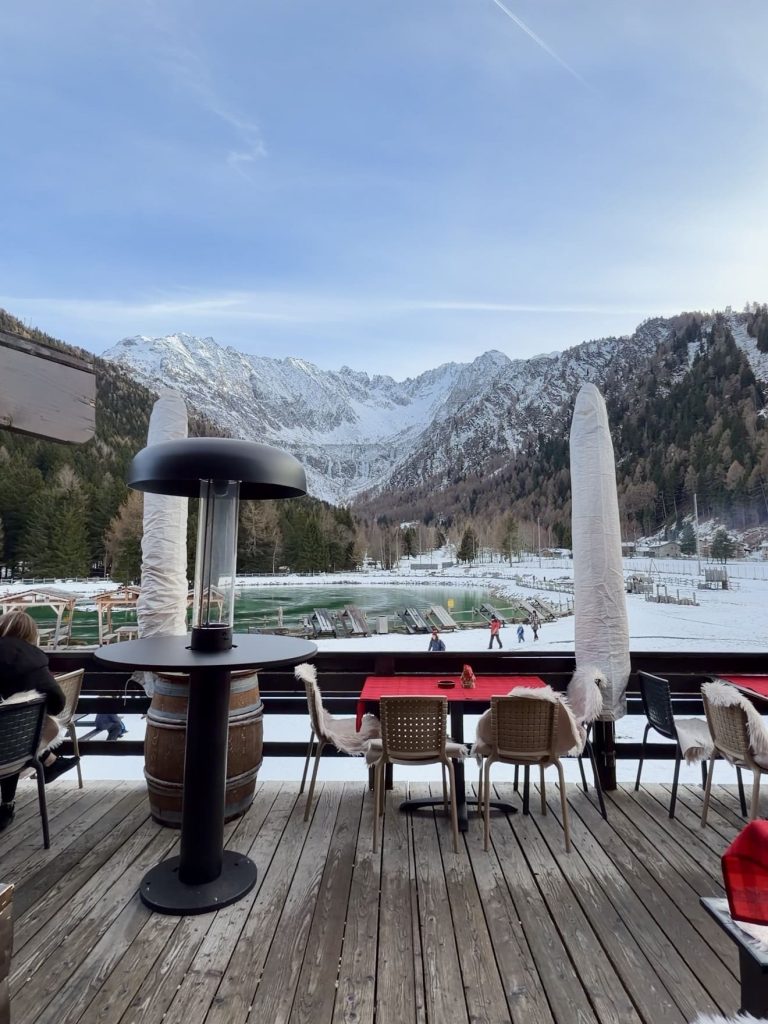 Terrazza esterna del rifugio con vista sulle montagne di Ponte di Legno