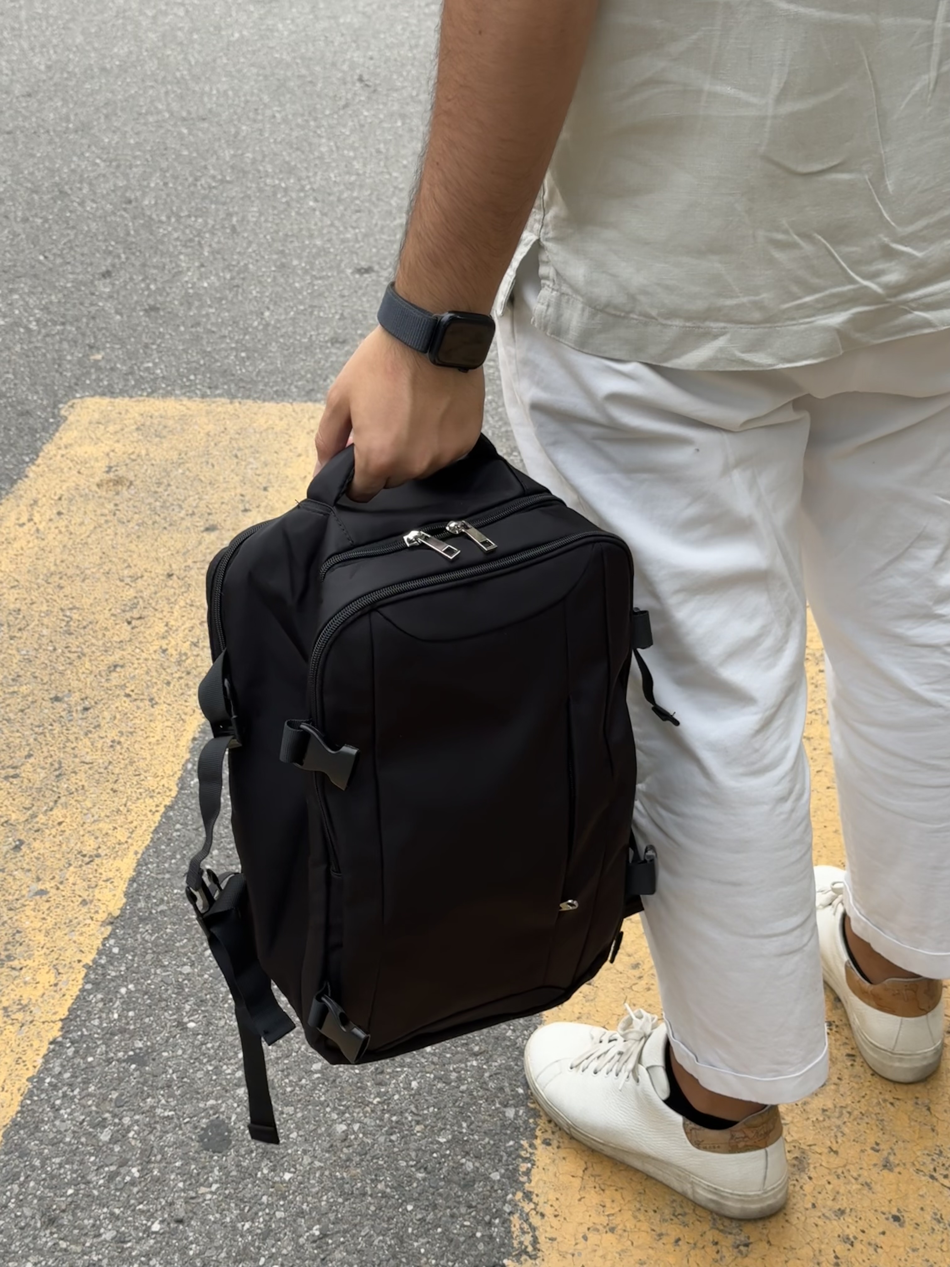 Lo zaino Xkdoai tenuto in mano per mostrarne le dimensioni
