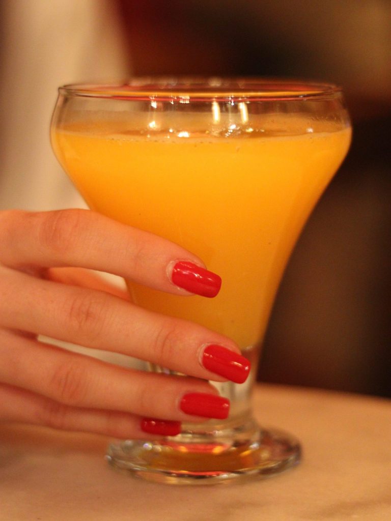 Zumo de naranja fresco preparato al Café de las Horas